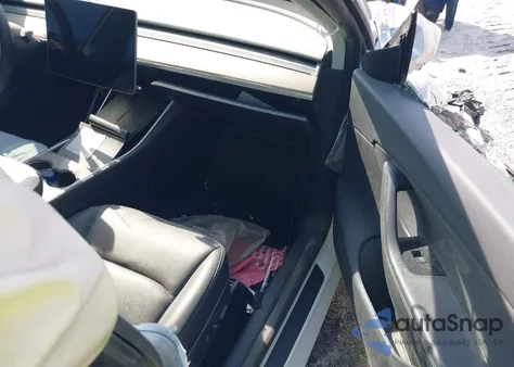 2021 Tesla Model Y Standard Range Rear-Wheel Drive z USA, uszkodzony, nr VIN 5YJYGDED5MF111166